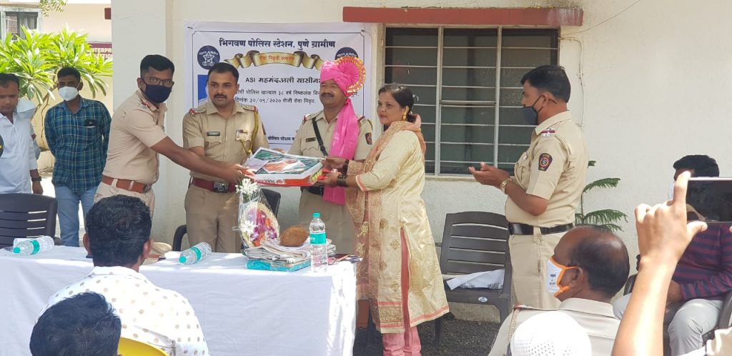 सहायक पोलिस निरीक्षक जीवन माने सेवानिवृत्त ए एस आई शेख यांचा सपत्नीक सन्मान करीत असताना
