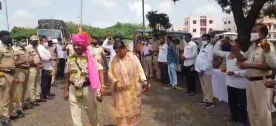 शेख दाम्पत्यावर पुष्पवृष्टी करताना त्यांचे सहकारी अधिकारी