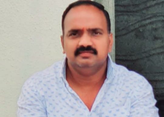 इंदापूर बाजार समिती चे संचालक आणि मदनवाडी ग्रामपंचायतीचे माजी उपसरपंच आबासाहेब देवकाते यांच्यावर जीवघेणा हल्ला