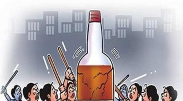दारूबंदी साठी महिलांचा एल्गार ;कारवाई न झाल्यास आमरण उपोषणाचा इशारा