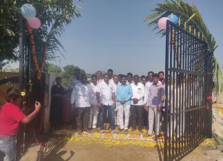 शालेय व्यवस्थापन अध्यक्षपदी निवड होताच शाळेला मिळाले प्रवेशद्वार ; पोंधवडी जिल्हा प्राथमिक शाळेतील स्तुत्य उपक्रम