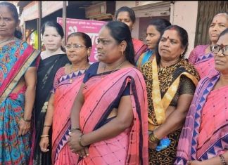 भिगवण येथील एकात्मिक बालविकास केंद्र इंदापूरला स्थलांतर करण्यास पालक आणि अंगणवाडी सेविकांचा विरोध ; आंदोलन करत कार्यालयाला ठोकले टाळे