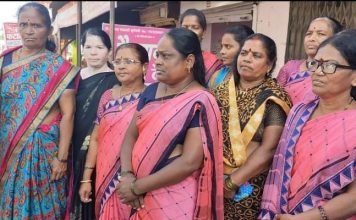 भिगवण येथील एकात्मिक बालविकास केंद्र इंदापूरला स्थलांतर करण्यास पालक आणि अंगणवाडी सेविकांचा विरोध ; आंदोलन करत कार्यालयाला ठोकले टाळे