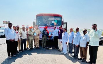 रथ सप्तमी निम्मित ग्राहक पंचायतीच्या माध्यमातून प्रवासी दिन ; एस टी बस मधील प्रवाश्यांना तिळगुळ देत केला साजरा