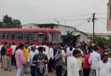 पुणे सोलापूर महामार्गावर भिगवण बस स्थानकाजवळ एसटी खाली चिरडून एकाचा मृत्यू तर दोघे जन जखमी ; पुढे जाण्याच्या नादात चालकाचा सुटला ताबा