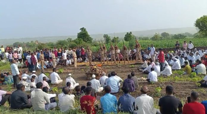 कर्तव्य बजावीत असताना रेल्वे अपघातात जीव गमाविलेल्या पोलीस जवानावर शासकीय इतमामात अंत्यसंस्कार ; पुष्पचक अर्पित करून हवेत बंदूकीच्या फैरी झाडून दिली सलामी.