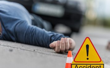 पुणे सोलापूर महामार्गांवर अज्ञात वाहनाने दुचाकी स्वारास चिरडले ; भादलवाडी हद्दीतील अपघात