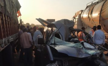 पुणे सोलापूर महामार्गांवर उभ्या गाडीला धडकून झालेल्या अपघातात तीन जणांचा जागीच मृत्यू. तीन जण गंभीर जखमी