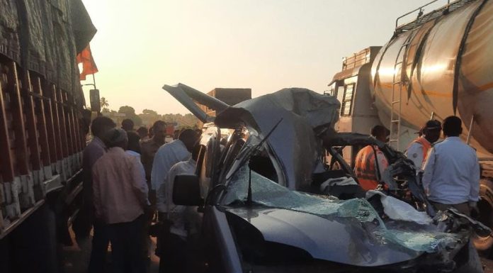 पुणे सोलापूर महामार्गांवर उभ्या गाडीला धडकून झालेल्या अपघातात तीन जणांचा जागीच मृत्यू. तीन जण गंभीर जखमी
