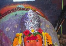 पद्मावती देवीच्या पहाटेच्या पायी वारीत महिलांच्या सुरक्षिततेसाठी पोलिसांची धाव; एपीआय सोमनाथ शेंडगे यांनी स्वतः चालत केली सुरक्षा सुनिश्चित